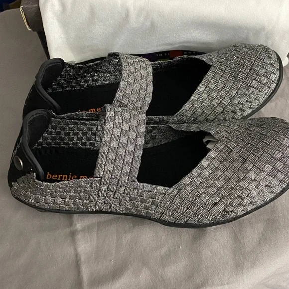 NEW IN BOX BERNIE MEV. CUDDLY WO SIZE 11***(EU 42) Wom Black Gray Woven Flats - Picture 7 of 12